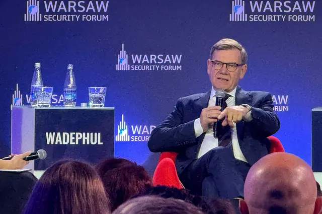 Außenminister Johann Wadephul (CDU) beim Warschauer Sicherheitsforum. Am Rande äußerte er sich auch über die Festnahme von mutmaßlichen Saboteuren in Deutschland, die in Polen einen Brandanschlag verübt haben sollen. | Foto: Jörg Blank/dpa