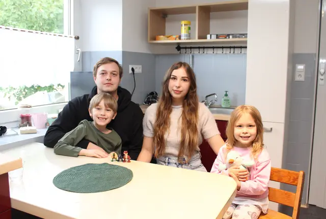 Pascal und Julie-Marie Mangold sind froh über die Übergangswohnung, in die sie mit ihren beiden Kindern nach dem Hausbrand in Niederkirchen einziehen konnten  | Foto: Monika Klein