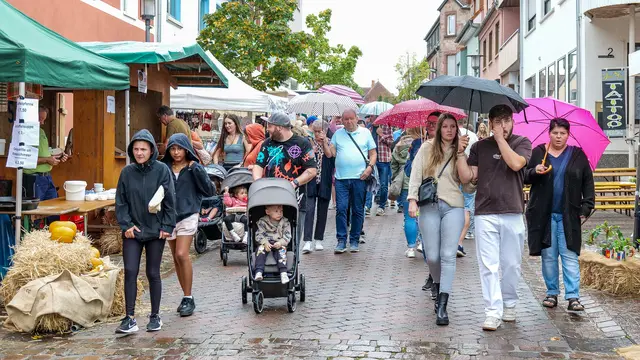 Trotz Nieselregen blieb der Ramsteiner Bauernmarkt am Nachmittag gut besucht. Viele Besucher ließen sich von den Regentropfen nicht vertreiben und bummelten weiter zwischen den Ständen. | Foto: Erik Stegner