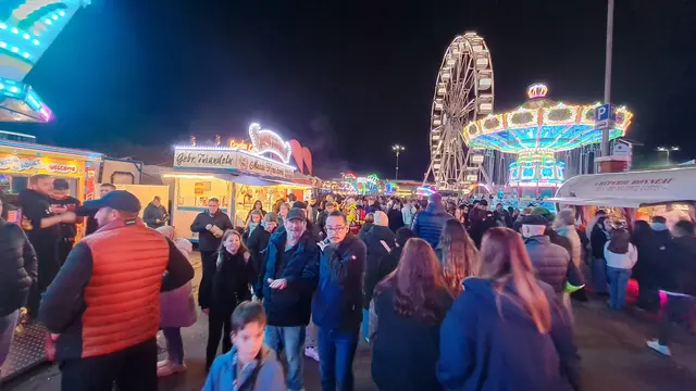 Von „Gladiator“ über das Riesenrad „White Wheel“ bis zur Geisterbahn „Geister Tempel“: Die Kerwe bietet Nervenkitzel und Fahrspaß für unterschiedliche Altersgruppen. | Foto: Monika Klein