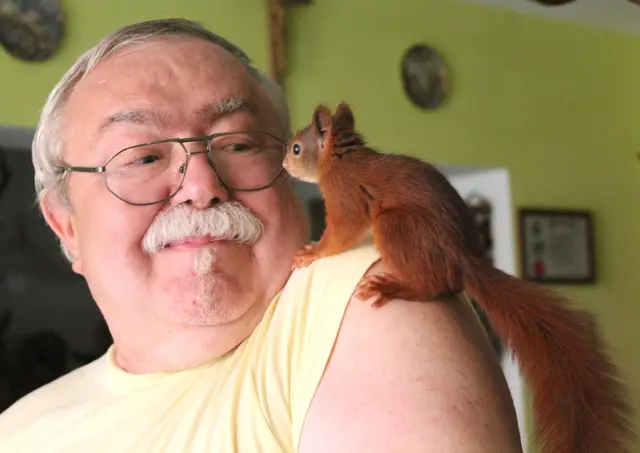 Bevor Kurt Klemm aus gesundheitlichen Gründen als „Tier-Papa" in Rente ging, päppelte er Vögel, Igel, Eichhörnchen und Co. auf. | Foto: Hannelore Schäfer