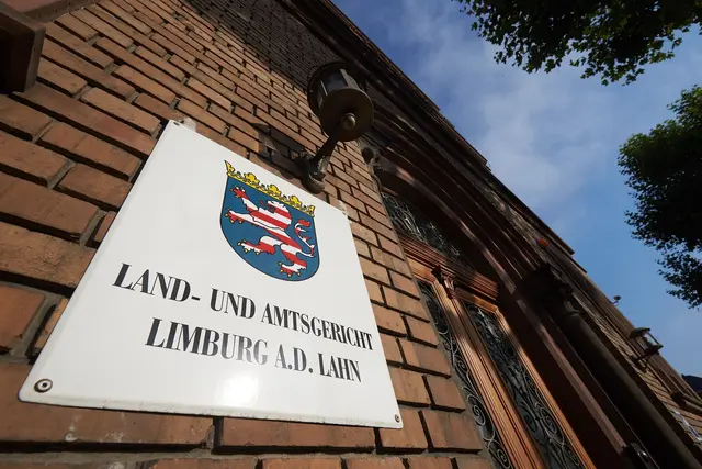 Vor dem Landgericht Limburg hat ein nicht alltäglicher Prozess gegen einen Juristen mit Doktortitel begonnen. (Archivbild)  | Foto: Thomas Frey/dpa