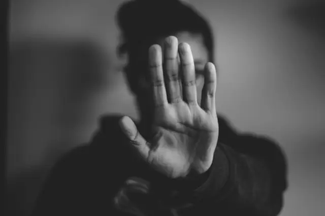 Ein Seminar vermittelt Mädchen und Frauen mehr Sicherheit für grenzverletzende Alltagssituationen. | Foto: Unsplash