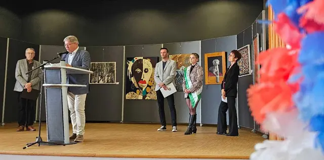 Am Rednerpult spricht Dr. Morandini bei der Vernissage im Horst-Eckel-Haus | Foto:  Janine Bondorf