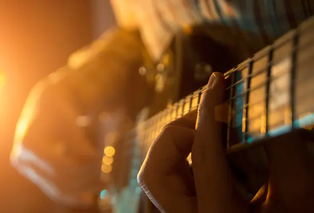 Im Haus am Westbahnhof in Landau spielt „The Buskers“ bei einem Benefizkonzert für das neue Childhood-Haus des Kinderschutzbundes. | Foto: rrudenkois/stock.adobe.com