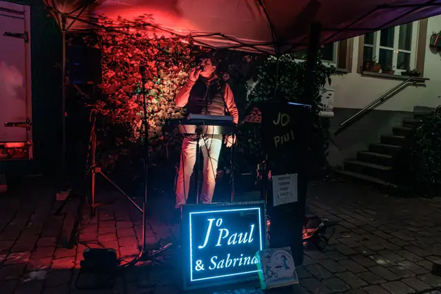 Geselliges Miteinander: Auf der Hagenbacher Kerwe kommen Menschen zusammen, treffen Bekannte und genießen die gemeinsame Zeit. | Foto: Paul Needham