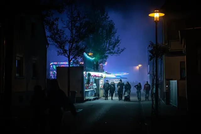 Buntes Kerwetreiben: Zwischen den verschiedenen Angeboten gibt es auf der Hagenbacher Kerwe viel zu entdecken. | Foto: Paul Needham