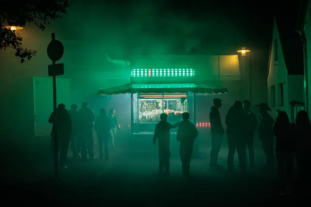 Treffpunkt Kerwe: Die Hagenbacher Kerwe bringt Menschen aus der Region zusammen und sorgt für gesellige Stunden inmitten des bunten Festtreibens. | Foto: Paul Needham