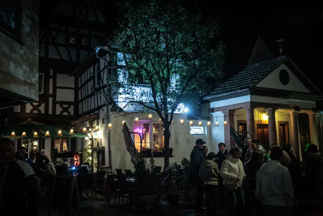 Geselliges Miteinander: Auf der Hagenbacher Kerwe kommen Menschen zusammen, treffen Bekannte und genießen die gemeinsame Zeit. | Foto: Paul Needham