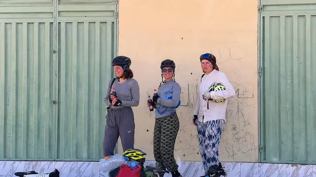 Sind mehr als 8000 Kilometer geradelt und berichten im "42kaiserslautern" von ihren Reiseerfahrungen: Sarah Bingeser, Clara Tschullik und Selma Wiesemann | Foto: Selma Wiesemann