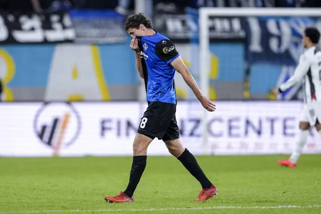 Maximilian Thalhammer verlässt nach seiner frühen Roten Karte den Platz. | Foto: Zimmermann/PIX-Sportfotos
