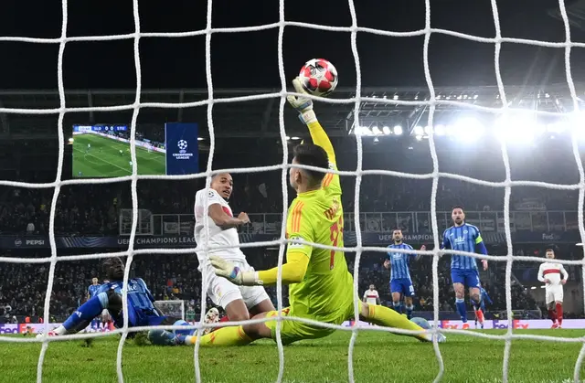 Im Januar 2025 erzielte VfB-Stürmer Leweling (l) zwei Tore zum 3:1-Sieg in Bratislava. (Archivbild) | Foto: Marijan Murat/dpa
