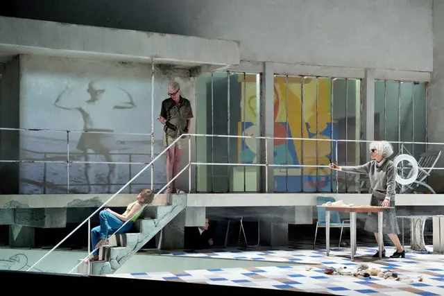 Haus E.1027 als Bühnenbild und Akteur in Anna Viebrocks Theaterstück „Das Mansion am Südpol (Eine Immobilie)“, uraufgeführt am Theater Basel 2012 | Foto: Walter Mair, Basel/gratis