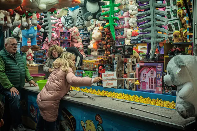 Kerwe-Atmosphäre genießen: Bei einem Bummel über das Festgelände lassen sich die Besucher vom bunten Treiben und der geselligen Stimmung mitreißen. | Foto: Paul Needham