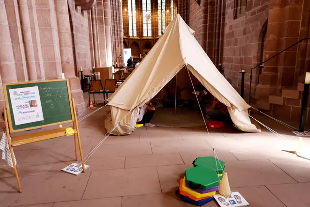 Ein Zelt mitten in der Stiftskirche