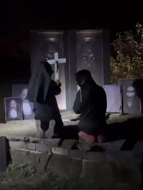Im Niederkirchener Ortsteil Morbach verwandelt sich ein verwunschener Garten an Halloween in eine Gruselkulisse mit Erschreckern. | Foto: Morbacher Freunde/gratis