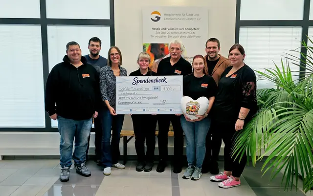 (v.l.n.r.) Tim Simon, Matthias Schütz (Geschäftsführer von Schütz Sound &amp; Light), Franziska M. Emrich (Geschäftsführerin des Hospizvereins), Karin Schütz, Jürgen Schütz, Jessica Bernhardt, Thomas Schütz (Geschäftsführer von Sound &amp; Light), Larissa Simon
 | Foto: Larissa Simon