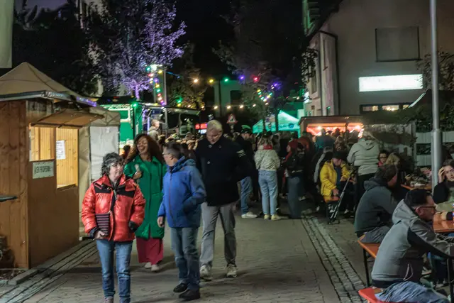 Geselliges Miteinander: Auf der Hagenbacher Kerwe kommen Menschen zusammen, treffen Bekannte und genießen die gemeinsame Zeit. | Foto: Paul Needham