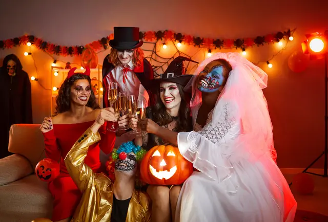 Die Karnevalgesellschaft Narrensänger veranstaltet erstmals eine Halloween-Party in Kaiserslautern. DJ Freddy und eine gruselig dekorierte Halle sorgen für die passende Stimmung (Symbolfoto). | Foto: Studio Romantic/stock.adobe.com