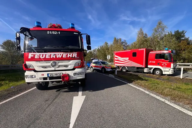 Einsatzkräfte der Feuerwehr sind an der Anschlussstelle Diez der A3 bei Nentershausen in Fahrtrichtung Köln im Einsatz. | Foto: Sascha Ditscher/dpa