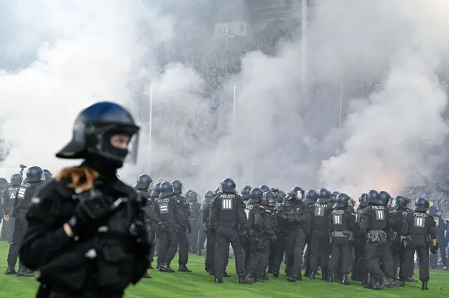 Das Pokal-Derby zwischen Waldhof Mannheim und Kaiserslautern stand kurz vor dem Abbruch. (Archivbild) | Foto: Uwe Anspach/dpa
