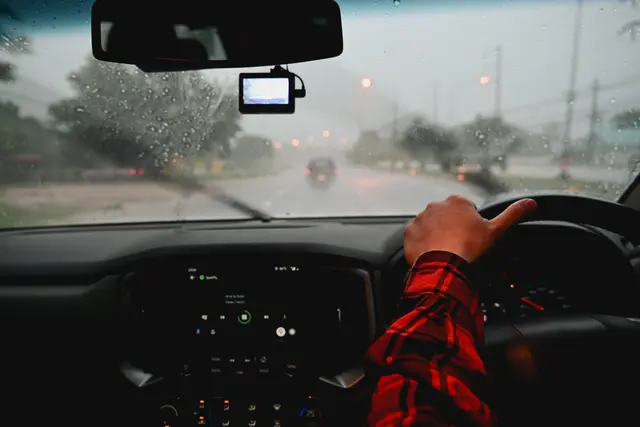 Beschlagene Scheiben und ein muffiger Geruch sind typische Anzeichen für zu viel Feuchtigkeit im Auto.  | Foto: jes2uphoto/stock.adobe.com