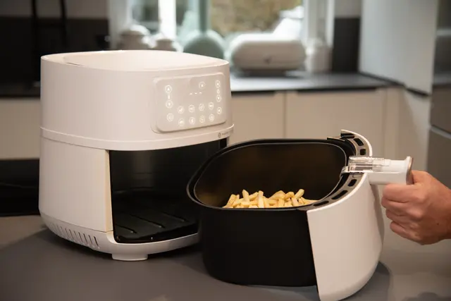 Kaufkriterien für Airfryer: Bauform (Korb, Doppelkammer, Klapptür), Volumen, Lautstärke, Programme, Reinigung und Stromverbrauch. | Foto: TÜV SÜD/Conny Kurz