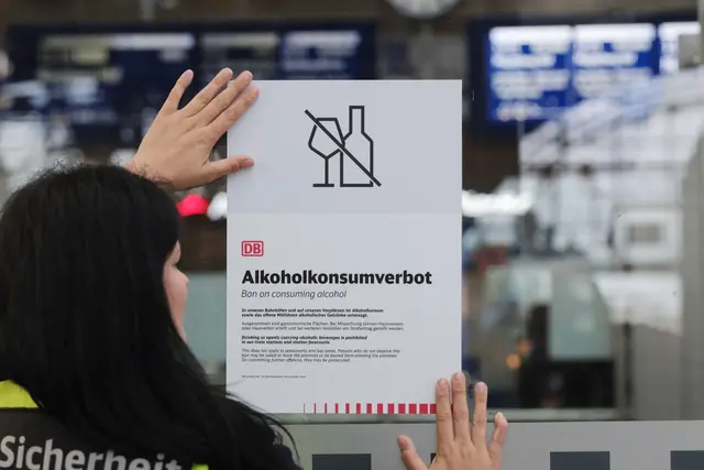 Ab dem 15. Oktober gilt das Alkoholverbot bundesweit an Bahnhöfen.  | Foto: Sebastian Willnow/ dpa/dpa