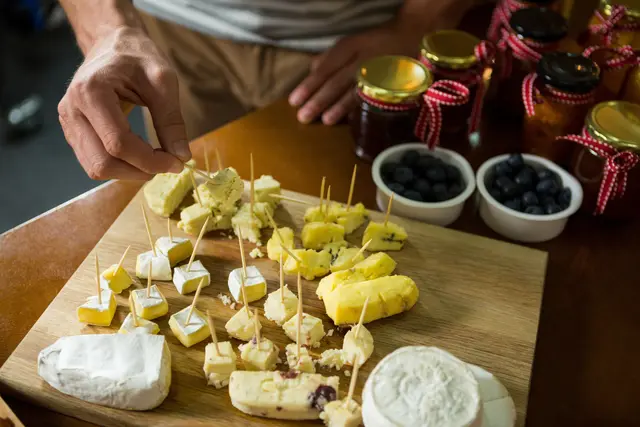 Käse, Wein, Oliven und mehr: Der Genussmarkt "Bleu-Blanc-Rouge" bringt französische Spezialitäten nach Alzey. (Symbolbild) | Foto: wavebreak3/stock.adobe.com