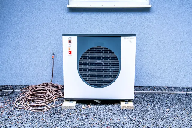 Vor Beginn der Heizperiode sollte die Wärmepumpe gereinigt werden, da verschmutzte Lüftungsgitter ihre Funktion beeinträchtigen können. | Foto: Laura Ludwig/dpa-mag