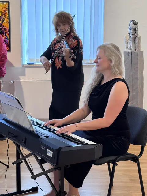 In der Kreisgalerie Dahn verbindet ein Jazzabend zu Antonio Carlos Jobim Konzert und Ausstellungsbesuch. | Foto: Kreisverwaltung Südwestpfalz