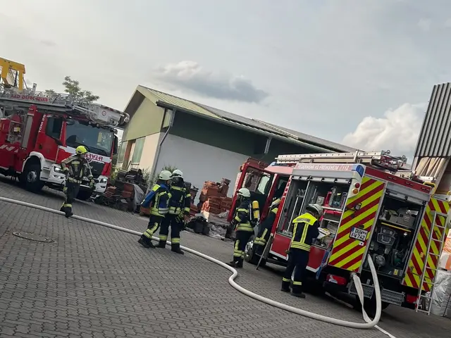Die Feuerwehr trainiert im Stadtgebiet eine Rettung aus einem verrauchten Gebäude. | Foto: Stadt Bad Dürkheim