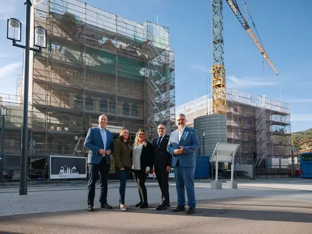 V. l. n. r.: Markus Wolf, Staatssekretär, Ministerium des Innern, für Integration und Verkehr Rheinland-Pfalz, Kathrin Behsler, Leiterin Bahnhofsmanagement Kaiserslautern, Ayse Kaplan Dibektas, Architektin und Projektleiterin Bau der DB InfraGO AG, Stefan Schwinn, Leiter Personenbahnhöfe Mitte und Oberbürgermeister Marc Weigel | Foto: NÓI CREW / Deutsche Bahn AG