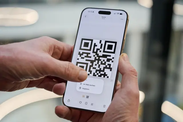 Klick und los: Auch ohne Kamera kann man mit iPhones und Androiden einen QR-Code aktivieren. | Foto: Nico Tapia/dpa-mag