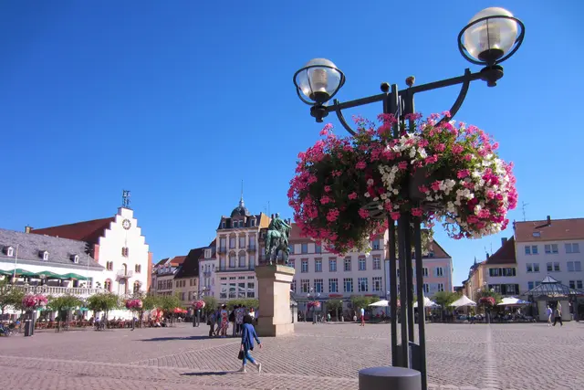Auf dem Rathausplatz testet die Stadt ein Verfahren gegen Unebenheiten im Pflaster. | Foto: Stadt Landau