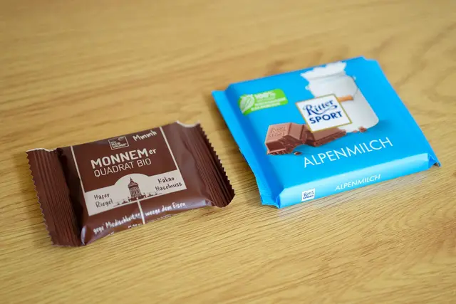 Ritter Sport sieht durch den Haferriegel «Monnemer Quadrat Bio» nach eigenen Angaben seine Marke bedroht. (Archivbild) | Foto: Uwe Anspach/dpa