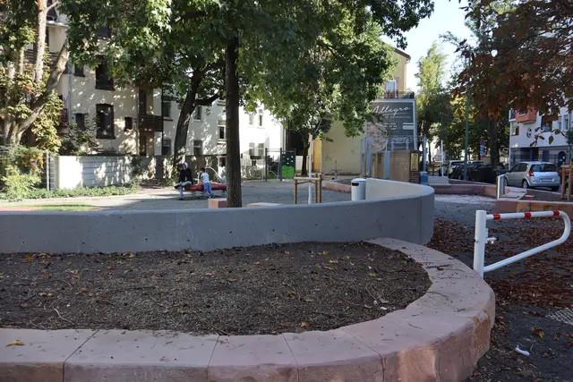 Der verwahrloste Spielplatz Blücherstraße, lange illegale Mülldeponie im Hemshof, hat sein Gesicht 2026 stark gewandelt. Die Beete werden noch bepflanzt.  | Foto: JG