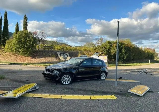 Eine 70-jährige Autofahrerin überrollte in Gleisweiler mit ihrem Wagen eine Verkehrsinsel und beschädigte mehrere Verkehrszeichen. Die Frau kam mit dem Verdacht auf leichte Verletzungen ins Krankenhaus, der Schaden liegt bei über 13.000 Euro. | Foto: Polizeidirektion Landau