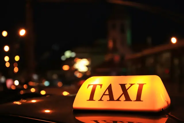 Bei einem mutmaßlichen Raub in der Karlsruher Pfinzstraße ist ein Taxifahrer schwer verletzt worden. Die Kriminalpolizei fahndet nach einem Mann und einer Frau. | Foto: Africa Studio/stock.adobe.com