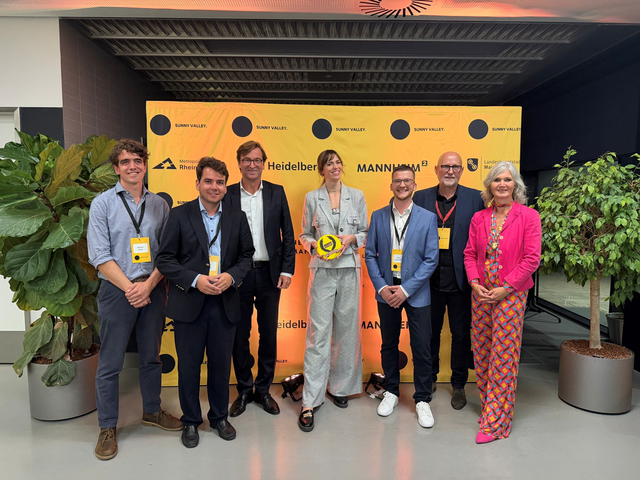„MyScribe“-Gründerin Dr. Ira Stoll (Mitte) freut sich über den Einzug ins Finale des „Startup World Cup“ gemeinsam mit den Teilnehmenden des Panels zu Innovation und Start-up-Kultur (von rechts): Aline Moser, Leiterin des OB-Referats der Stadt Heidelberg, Christian Sommer, Geschäftsführer NEXT Mannheim, Dr. Peter Guckenbiehl, Geschäftsführer des Technologieparks Heidelberg, Dr. Uwe-Schroeder-Wildberg, Vorstandsvorsiteznder ZMRN e. V., Felix Wälder, Geschäftsführer bioMindz, sowie dem Organisator des Events Mathis Palm, Startup Support Technologiepark Heidelberg. | Foto: Stadt Heidelberg