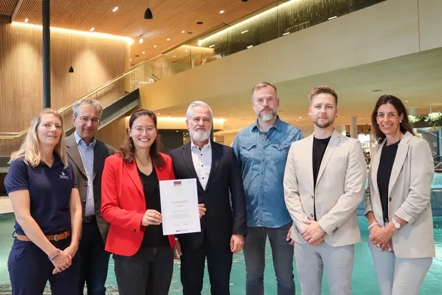 Im Foto zu sehen: Die Vertreterinnen und Vertreter des Kur- und Präventionswesens in Bad Dürkheim - v.l.n.r. Carina Rosing (Stellvertretende Betriebsleitung Salinarium Bad Dürkheim Therme), Dr. Peter Kistenmacher (Geschäftsführung Stadtwerke Bad Dürkheim), Natalie Bauernschmitt (Bürgermeisterin Stadt Bad Dürkheim), Alexander Heinz (Kaufmännische Leitung MEDIAN Klinik für Psychosomatik Bad Dürkheim), Dr. Michael Mehring (stellv. Badeärzte Bad Dürkheim, Leitung Hausarztpraxis Dr. Michael Mehring), Samuel Wasserthal (Assistenz Kaufmännische Leitung MEDIAN Klinik Sonnenwende), Lucia Romano (Assistenz Kaufmännische Leitung MEDIAN Rhein-Haardt-Klinik GmbH). | Foto: Stadt Bad Dürkheim