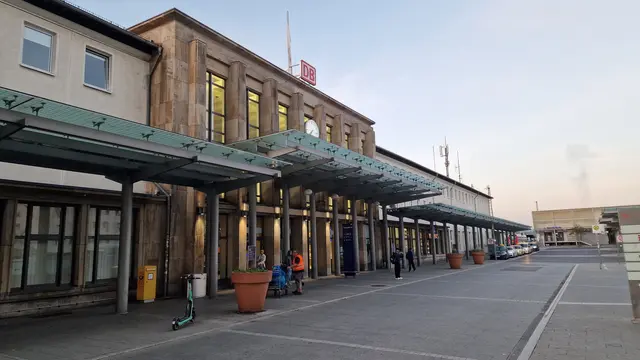 Bundespolizisten vollstreckten am Hauptbahnhof Kaiserslautern einen Haftbefehl gegen einen 50-Jährigen. Weil er den Geldbetrag nicht bezahlen konnte, wurde er in die JVA Zweibrücken gebracht. | Foto: Ralf Vester