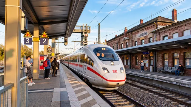 Bleibt der ICE in Landstuhl? Die Deutsche Bahn streicht mit dem Fahrplan 2027 die bisherige Direktverbindung nach München. Ob die Sickingenstadt damit ihren letzten Fernverkehrshalt verliert, ist noch offen. | Foto: Erik Stegner/KI-gestützte Bildmontage