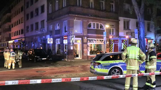 Nach einem Brand in einer Gaststätte in der Mannheimer Innenstadt ist eine tote Frau gefunden worden.  | Foto: Rene Priebe/dpa