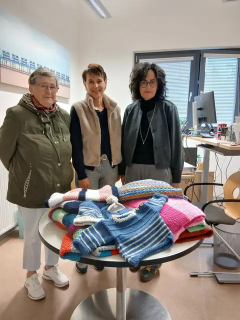 Die Caritas-Außenstelle in Landstuhl erhält handgestrickte Kinderdecken und Babykleidung. | Foto: Foto: Jutta Rauch