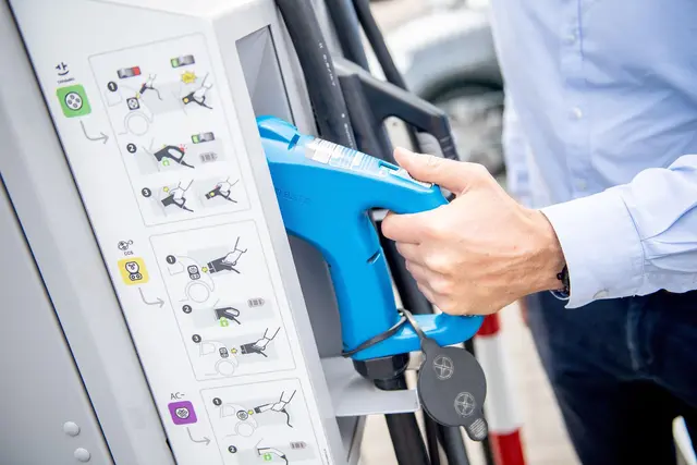 Ladepreise unterscheiden sich stark: An derselben Säule können je nach Tarif und Zahlungsart verschiedene Kosten entstehen. | Foto: Zacharie Scheurer/dpa-mag