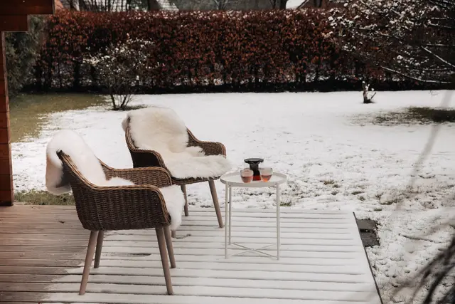 Im Winter muss der Garten nicht komplett aufgeräumt aussehen. | Foto: Marianna/stock.adobe.com