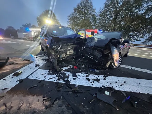 Heftiger Zusammenstoß bei Dellfeld: Beide Fahrzeuge wurden bei dem Unfall erheblich beschädigt. Zwei Frauen kamen verletzt ins Krankenhaus. | Foto: Polizeipräsidium Westpfalz
