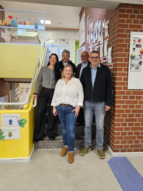 Nina Simon und Werner Butz (vorne) sowie Anja Pfeiffer, Nicole Simgen, Leiterin der Abteilung Kindertagesbetreuung, und Jugendreferatsleiter Ludwig Steiner freuen sich über die gelungene Entwicklung der Kita "Rappelkiste Minis".  | Foto: Stadt Kaiserslautern/gratis