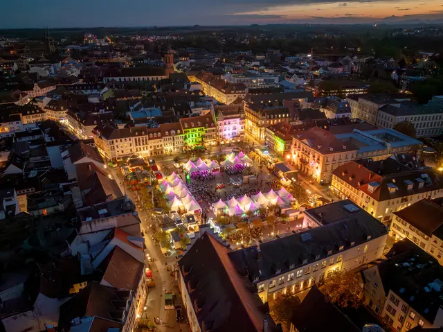 Zwischen Lichtern, Zelten und Innenstadtplätzen zeigt sich das Oktoberwochenende in der Pfalz auch bei größeren Festen wie beim Fest des Federweißen in Landau. | Foto: Alexander Martin